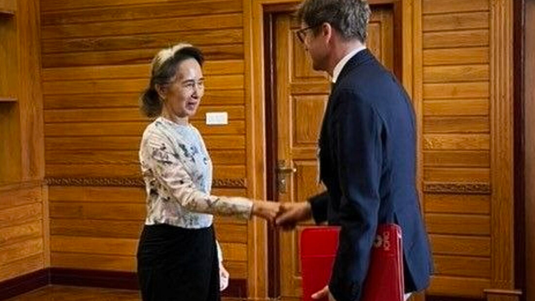 HANDOUT - Aung San Suu Kyi bei ihrem Treffen mit Arnaud de Baecque. Foto: Uncredited/Myanmar President Office via AP/dpa - ACHTUNG: Nur zur redaktionellen Verwendung und nur mit vollständiger Nennung des vorstehenden Credits 20260803201252694.jpg