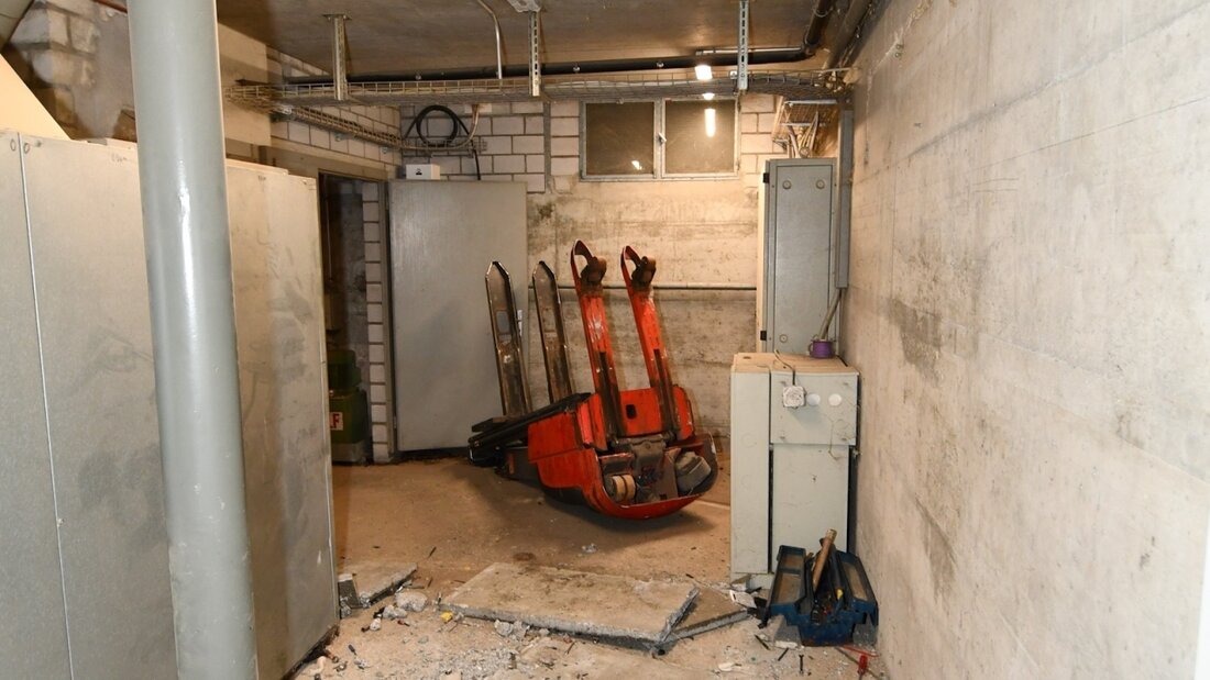 Der Mann fiel mit dem Stapler in die untere Etage des Gebäudes. 20231121141151856.jpg