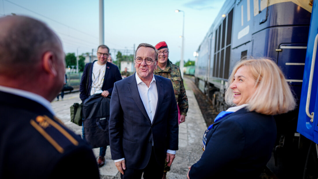 Boris Pistorius (SPD), Bundesminister der Verteidigung, wird auf dem Bahnsteig des polnischen Grenzbahnhofs Dorohusk von den Zugbegleitern des Nachtzugs für die Weiterreise in die ukrainische Hauptstadt Kiew begrüßt. Foto: Kay Nietfeld/dpa 20250612061143037.jpg