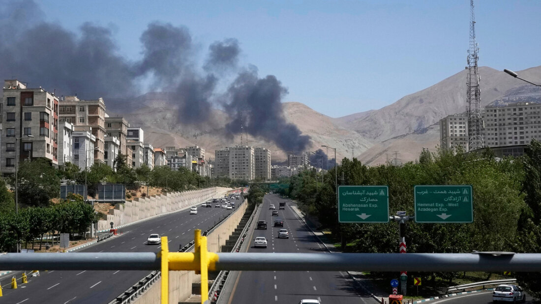 Rauch steigt aus einem Öllager in der iranischen Hauptstadt auf, nachdem es von einem israelischen Angriff getroffen worden zu sein scheint. Foto: Vahid Salemi/AP/dpa 20250616153418164.jpg