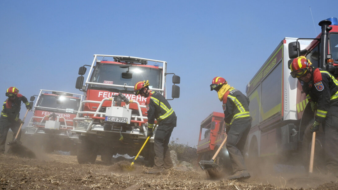 ARCHIV - Feuerwehrleute aus Deutschland richten am Einsatzort zeitaufwändig eine sogenannte Safety Zone ein. Speziell ausgebildete Einsatzkräfte der Feuerwehr sind aus Deutschland angereist, um bei der Bekämpfung der schlimmsten Wald- und Vegetationsbrände seit Jahrzehnten zu helfen. Foto: Sven Käuler/dpa 20250823172202632.jpg