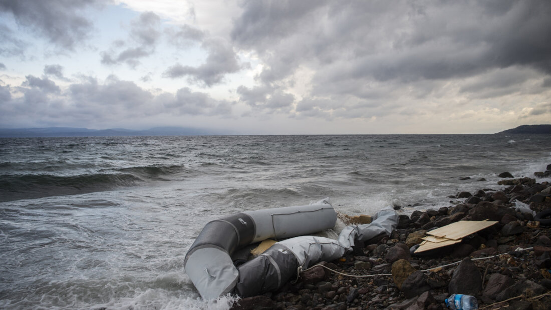 ARCHIV - Ein Schlauchboot liegt am Strand des Dorfes Skala Sikamias nach der Ankunft von Migranten aus der Türkei. Foto: Angelos Tzortzinis/dpa/Archivbild 20251027083205340.jpg