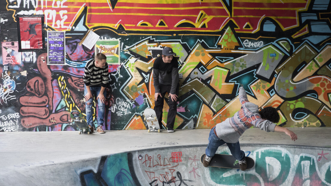 Das familiäre Umfeld ist für viele junge Erwachsene das wichtigste Netzwerk. Das zeigt eine Studie im Auftrag des Bundes. (Themenbild) 20251118094929170.jpg