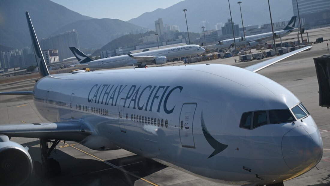 ARCHIV - Eine Maschine der Hongkonger Fluglinie Cathay Pacific steht an einem Gate am Hong Kong International Airport. Foto: Johannes Neudecker/dpa/Archivfoto 20260523170928392.jpg