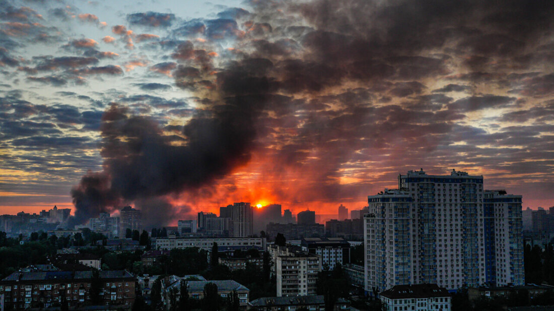 Nach einem massiven russischen Luftangriff steigt bei Sonnenaufgang Rauch über der Stadt auf. Foto: Zoya Shu/AP/dpa 20260524110032824.jpg