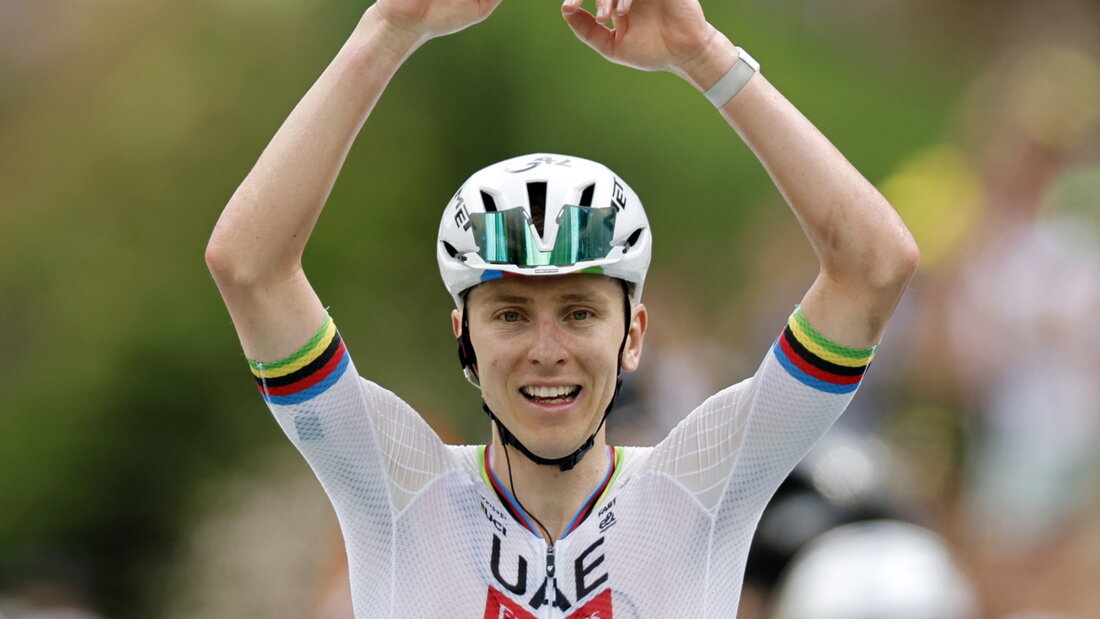 Tadej Pogacar jubelt bei der Zieldurchfahrt. Die Vorentscheidung in der Tour de France 2026 ist zu seinen Gunsten gefallen. 20260709173347705.jpg