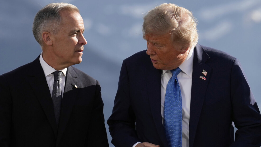 US-Präsident Trump (rechts) hat im Handelsstreit mit Kanada neue Zusatzzölle in Höhe von 50 Prozent vorerst aufgeschoben. Kanadas Premierminister Mark Carney (links) hatte im Vorfeld angekündigt, auf jedes Szenario vorbereitet zu sein. (Archivbild) 20260819052620339.jpg
