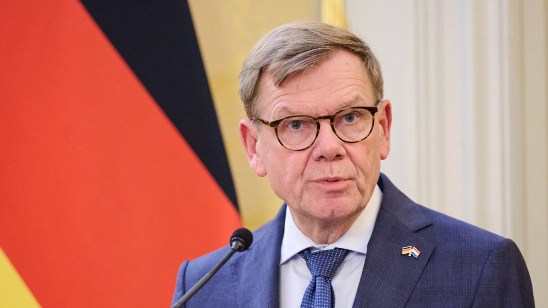 Johann Wadephul (CDU), Außenminister, spricht während einer gemeinsamen Pressekonferenz mit seinem niederländischen Amtskollegen Berendsen. Foto: Sebastian Christoph Gollnow/dpa/Archivbild 20260930211743396.jpg