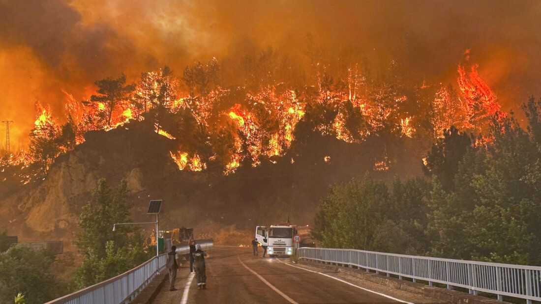ARCHIV - Ein Waldbrand wütet in einem Waldgebiet in der Nähe des Dorfes Cavuslar im Bezirk Karabuk im Nordwesten der Türkei. Foto: Ridvan Bostanci/IHA/dpa 20250728163531503.jpg