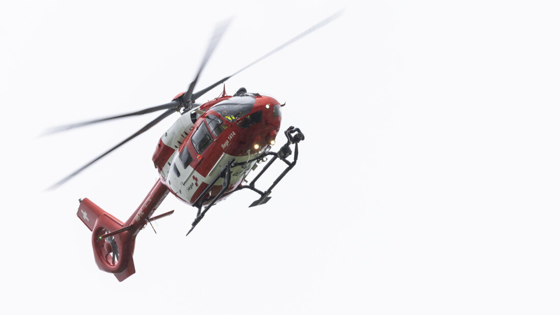 Auch die Rega kam für den Transport von Verletzten zum Einsatz. (Archivbild) 20250810125546383.jpg