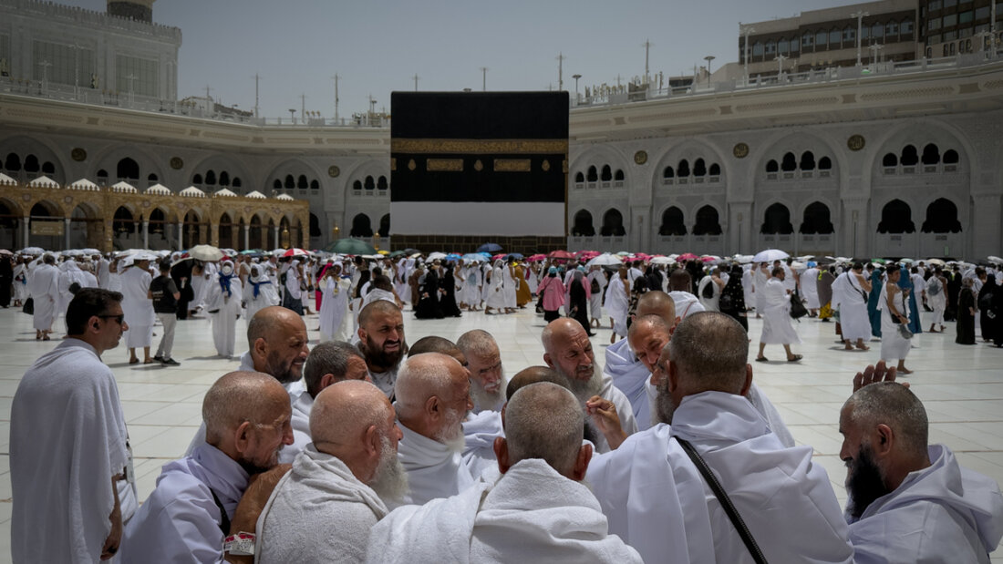 Eine Gruppe muslimischer Pilger diskutiert die Rituale der Umrundung der Kaaba, der heiligsten Stätte des Islam, in der Großen Moschee während der jährlichen Hadsch-Pilgerreise. Foto: Altaf Qadri/AP/dpa 20260525103731997.jpg