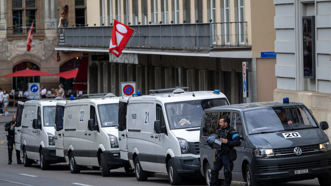Die Polizei zeigt an der Pro-Palästina-Demonstration in Basel grosse Präsenz. 20260829143028765.jpg