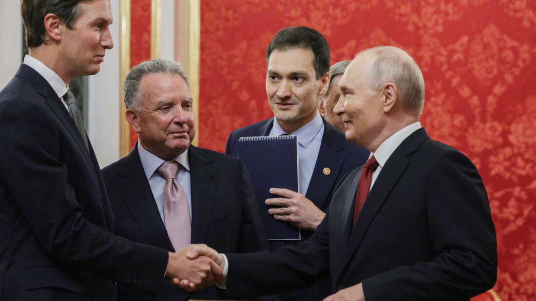 dpatopbilder - Das von der staatlichen russischen Agentur Sputnik via AP veröffentlichte Foto zeigt den russischen Präsidenten Wladimir Putin (r), als er vor Beginn der Gespräche im Senatspalast des Kremls in Moskau die Gesandten des US-Präsidenten Trump, Steve Witkoff (zweiter von links) und Jared Kushner begrüßt. Foto: Uncredited/Pool Sputnik Kremlin/AP/dpa 20260906023429195.jpg