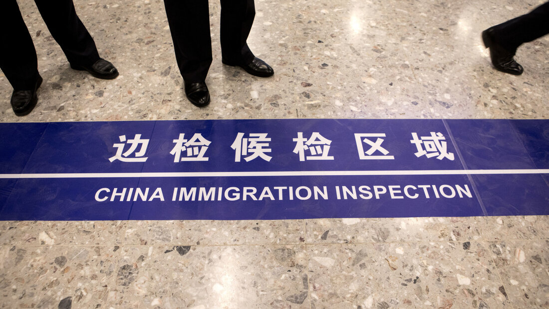 ARCHIV - Ein Schild mit der Aufschrift «China Immigration Inspection» wird am Boden im West Kowloon Bahnhof im Hong Kong Port Area angezeigt, wo sich das Terminal für die Guangzhou-Shenzhen-Hong Kong Express Rail Link (XRL) in Hongkong befindet. Foto: Giulia Marchi/Pool Bloomberg/AP/dpa 20260915092927365.jpg