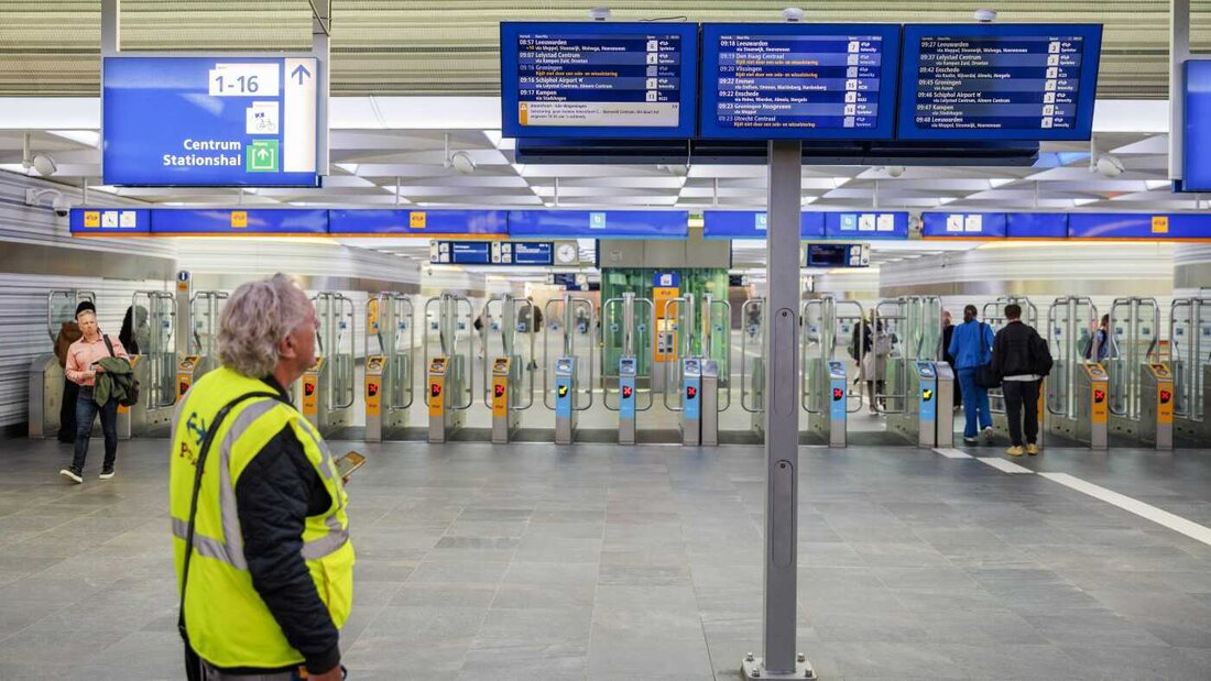 Fahrgastinformation am Bahnhof Zwolle. Aufgrund einer Störung verkehren in Teilen des Landes keine Züge. Foto: Vincent Jannink/ANP/dpa 20260915102328160.jpg