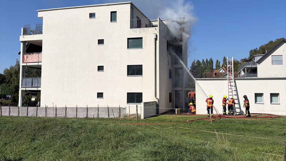 Beim Brand in Kradolf wurden zwei Personen mit Verdacht auf Rauchgasvergiftung in ein Spital gebracht. Zwei Katzen starben beim Brand. 20260926103720672.jpg