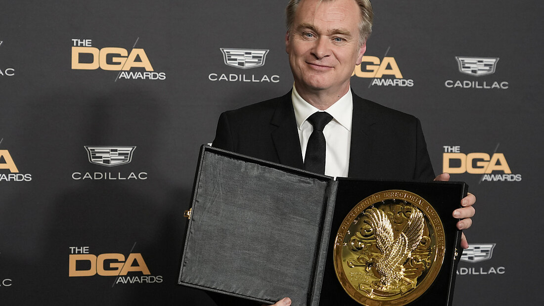 Christopher Nolan präsentiert den US-Regiepreis, den er für «Oppenheimer» erhalten hat. Foto: Chris Pizzello/Invision/AP/dpa 20240211150742682.jpg