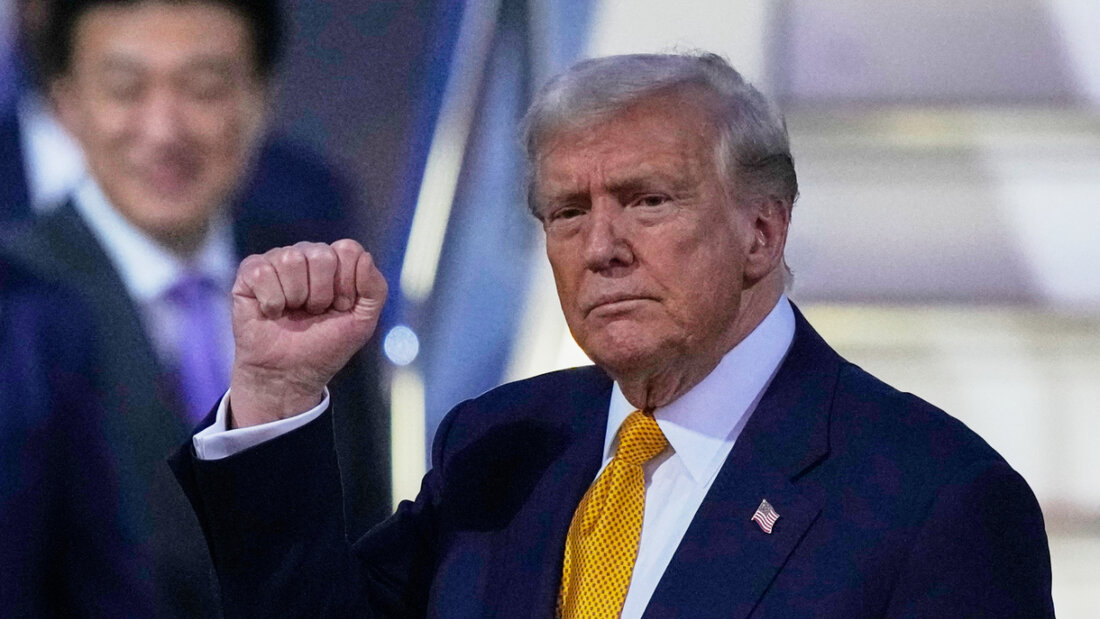 dpatopbilder - US-Präsident Donald Trump gestikuliert bei seiner Ankunft auf dem internationalen Flughafen Haneda in Tokio. Foto: Louise Delmotte/AP/dpa 20251027185435030.jpg