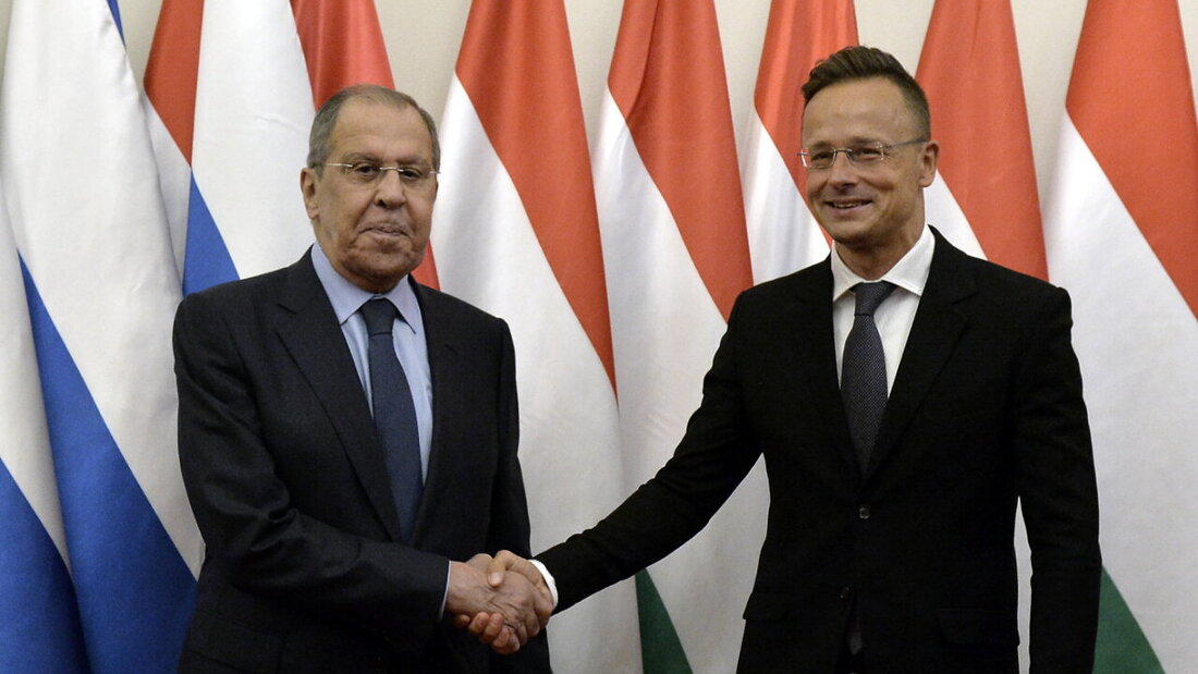 ARCHIV - Sergej Lawrow (links), Außenminister von Russland, und Peter Szijjarto, Außenminister von Ungarn, bei einm Treffen im Jahr 2021. Foto: Lajos Soos/MTI/AP/dpa/Archivbild 20260323140425787.jpg