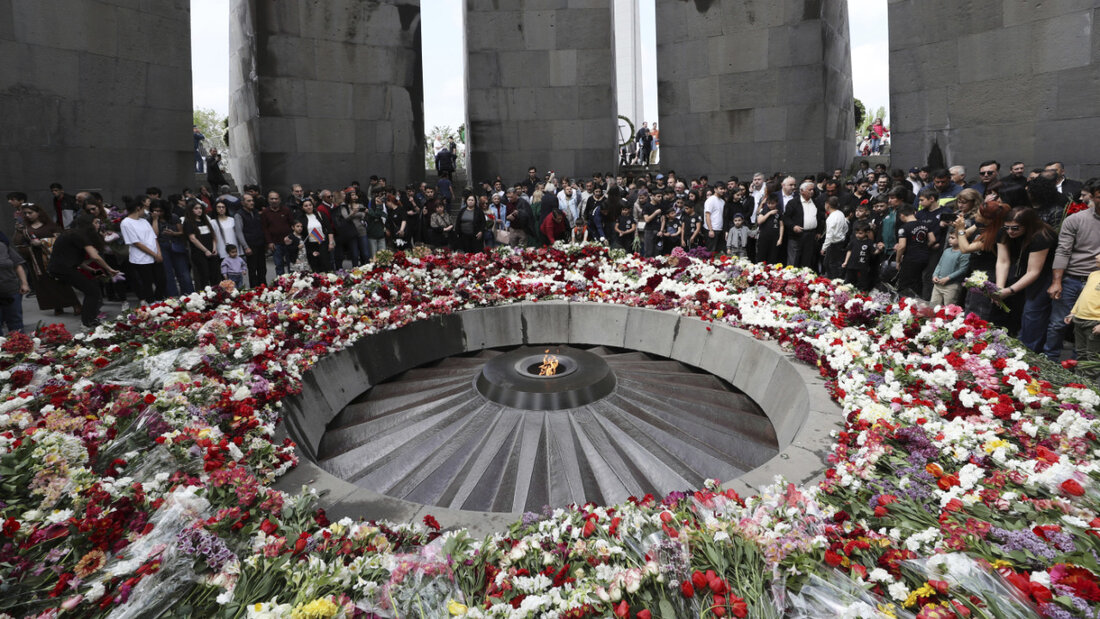 ARCHIV - Menschen versammeln sich in der armenischen Völkermord-Gedenkstätte um an der Gedenkfeier zum 110. Jahrestag des Massakers teilzunehmen und die Opfer des Völkermords an Armeniern zu ehren. Foto: Hayk Baghdasaryan/PHOTOLURE via AP/dpa 20260628115552715.jpg