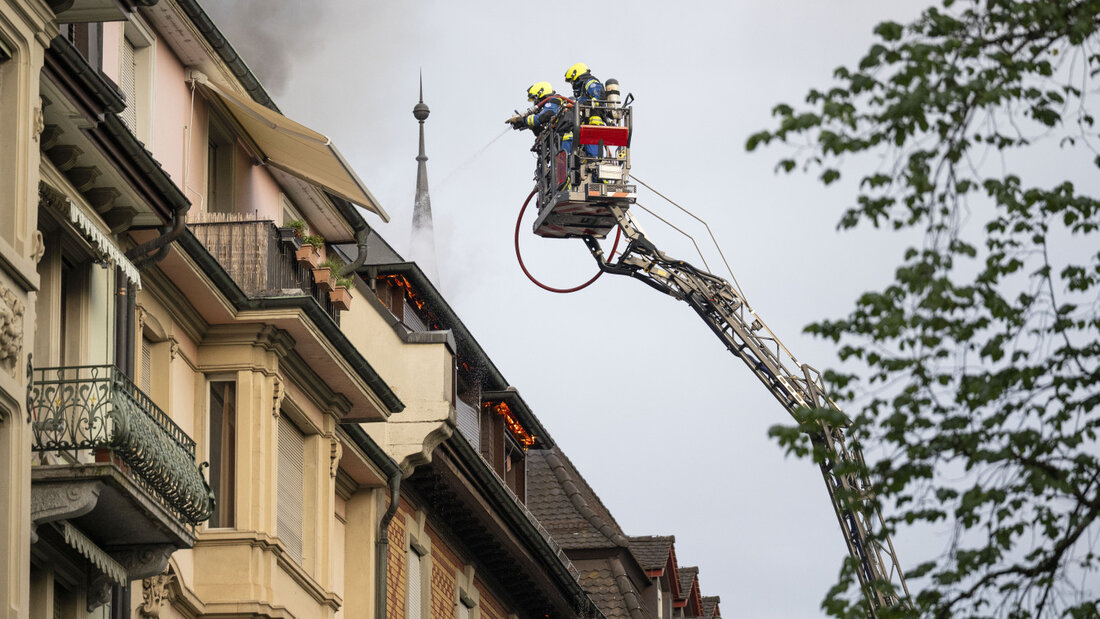 Die Feuerwehr versuchte am Sonntagabend, den Brand im Luzerner Hotel Continental Park unter Kontrolle zu bringen. 20260719214741262.jpg