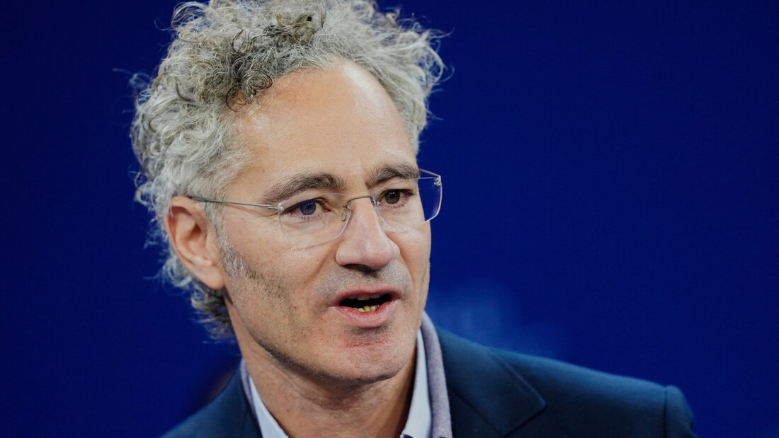 Nach Militär und Behörden suchen auch US-Unternehmen verstärkt KI-Hilfe bei Palantir. Firmenchef Alex Karp nutzt das für eine Attacke auf grosse KI-Anbieter. (Archivbild) 20260804022433926.jpg