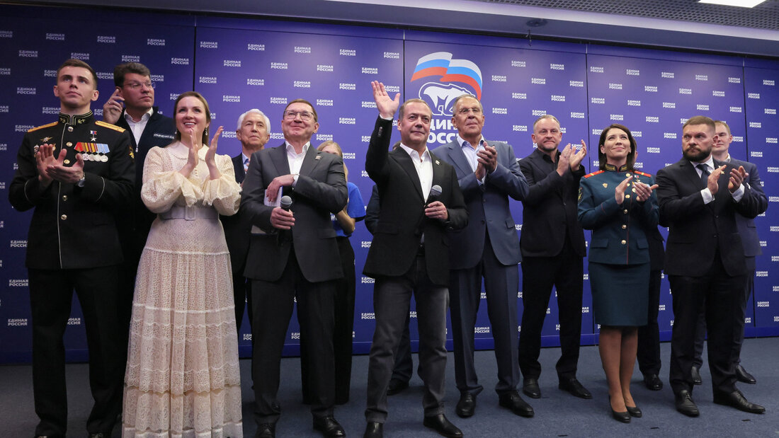 Auf diesem von der staatlichen russischen Nachrichtenagentur Sputnik via AP veröffentlichten Foto stehen der stellvertretende Vorsitzende des russischen Sicherheitsrates und Vorsitzende der Partei «Geeintes Russland», Dmitri Medwedew (M), sowie der russische Außenminister Sergej Lawrow (M, r) zusammen mit anderen Parteimitgliedern da, während sie im Hauptquartier von «Geeintes Russland» die vorläufigen Wahlergebnisse der russischen Parlamentswahlen verfolgen. Foto: Ekaterina Shtukina/Pool Sputnik Kremlin/AP/dpa 20260921001135714.jpg
