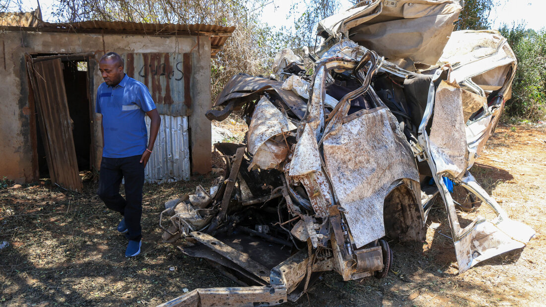 Ein Mann betrachtet die Trümmer eines Kleinbusses, der in der Gegend von Salama im Bezirk Makueni im Osten Kenias in einen Unfall verwickelt war, bei dem alle Insassen ums Leben kamen. Foto: Andrew Kasuku/AP/dpa 20261003173633132.jpg