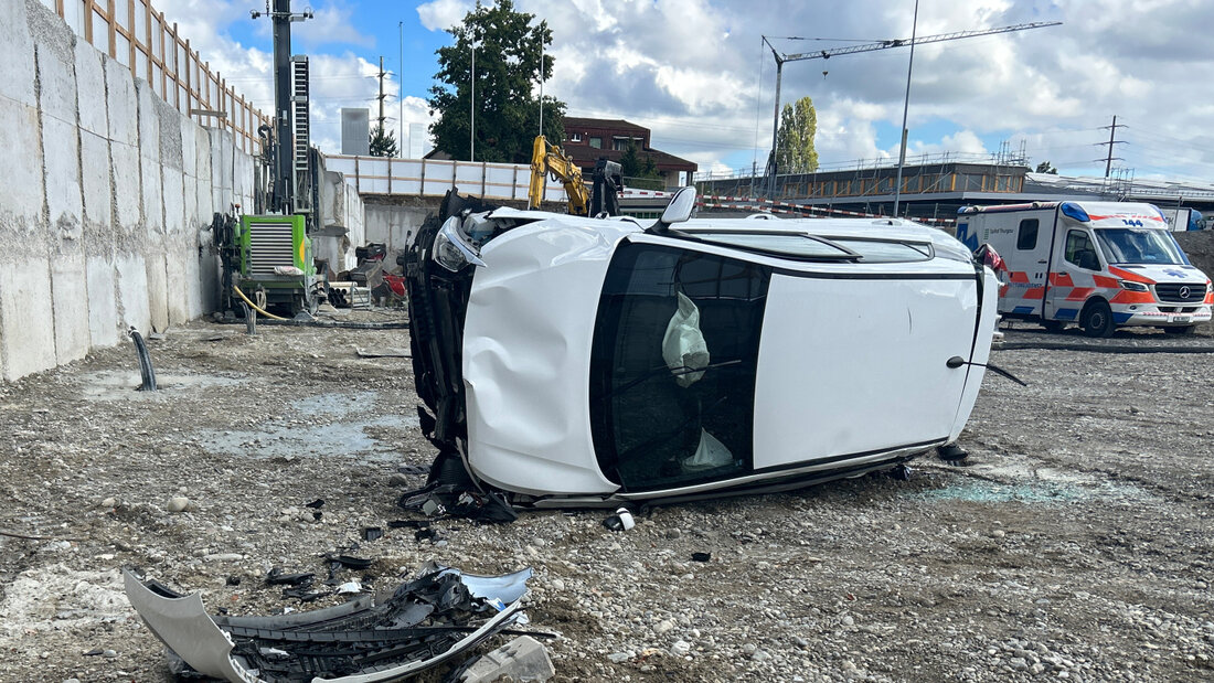 Das Auto der 63-jährigen Frau landete in einer Baugrube. 20261010091937595.jpg