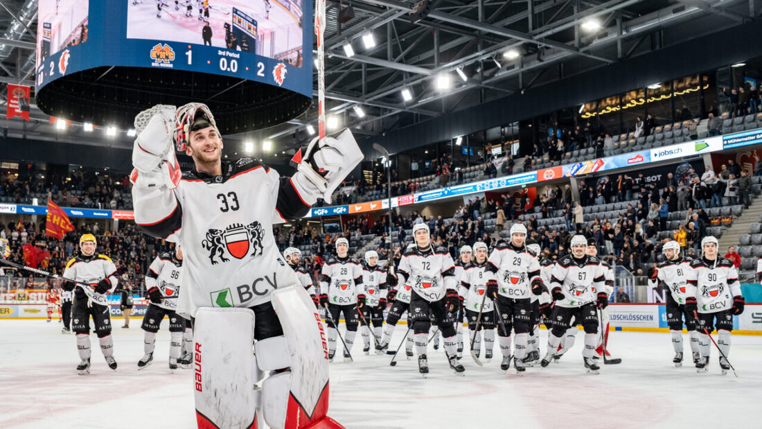 Lausannes Goalie Kevin Pasche (27 Paraden) lässt sich nach dem Sieg in Biel vom mitgereisten Anhang feiern 20251206223335750.jpg