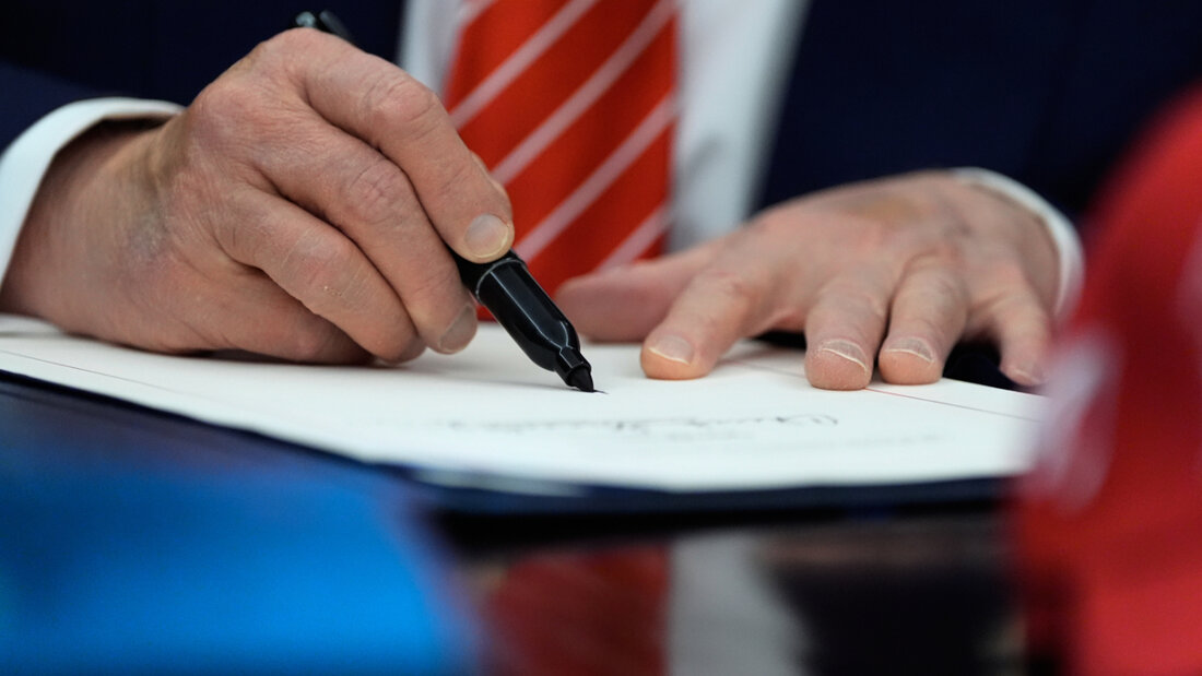 US-Präsident Donald Trump unterzeichnet im Oval Office des Weißen Hauses in Washington ein Haushaltsgesetz, das den teilweisen Stillstand der Bundesregierung beendet. Foto: Alex Brandon/AP/dpa 20260203231032045.jpg