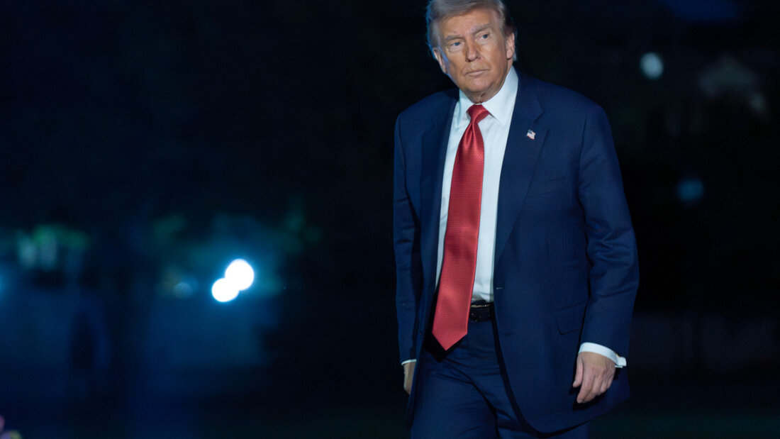 US-Präsident Donald Trump geht bei seiner Ankunft im Weißen Haus auf dem South Lawn. Foto: Jose Luis Magana/AP/dpa 20260510225135557.jpg