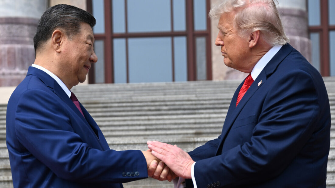 dpatopbilder - Der chinesische Präsident Xi Jinping schüttelt US-Präsident Donald Trump an der Großen Halle des Volkes die Hand. Foto: Kenny Holston/Pool The New York Times/AP/dpa 20260514081547982.jpg