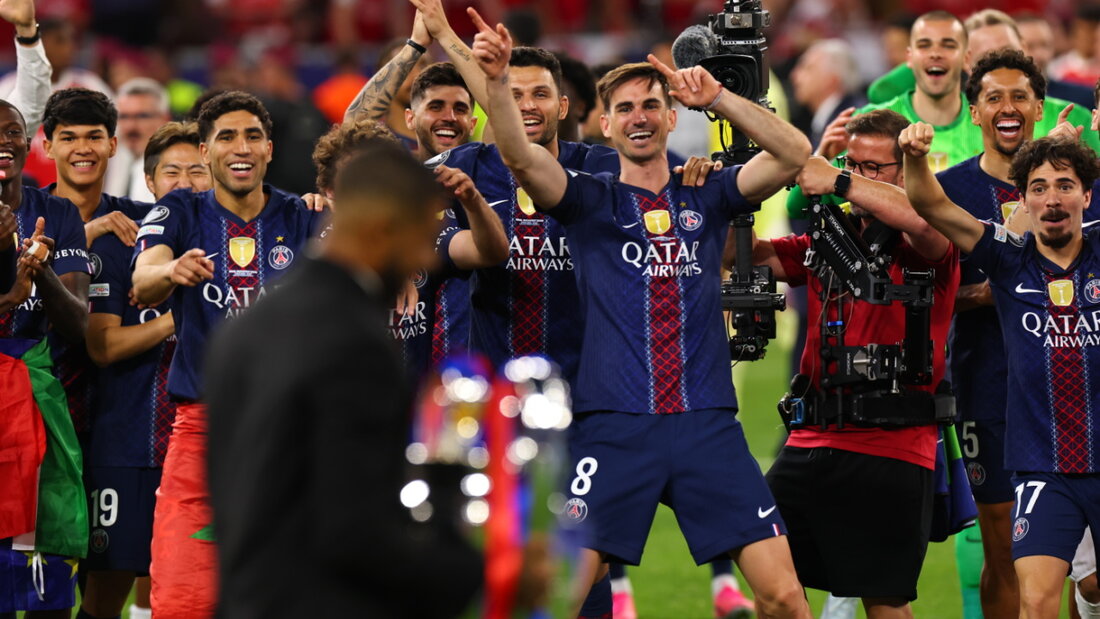 Paris Saint-Germains Spieler freuen sich auf den erneut gewonnenen Pokal 20260530212359974.jpg