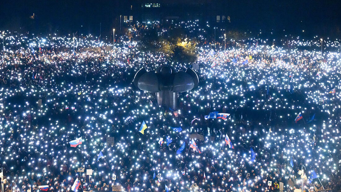 dpatopbilder - Zahlreiche Menschen halten ihre Handys hoch während des Protests gegen die Politik des linksnationalen Ministerpräsidenten Fico. Demonstranten werfen Fico einen prorussischen Kurs vor. Foto: Jaroslav Novák/TASR/dpa 20250124213910959.jpg