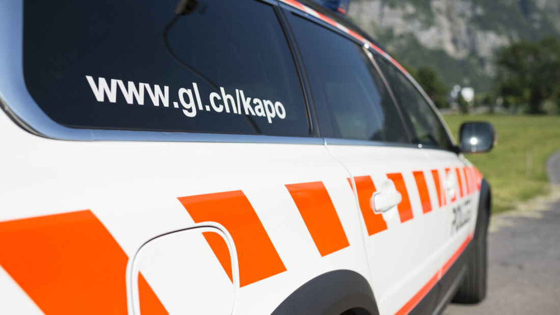 Einsatzkräfte der Kantonspolizei Glarus nahmen den Angreifer noch an Ort und Stelle fest. (Symbolbild) 20251207164731192.jpg