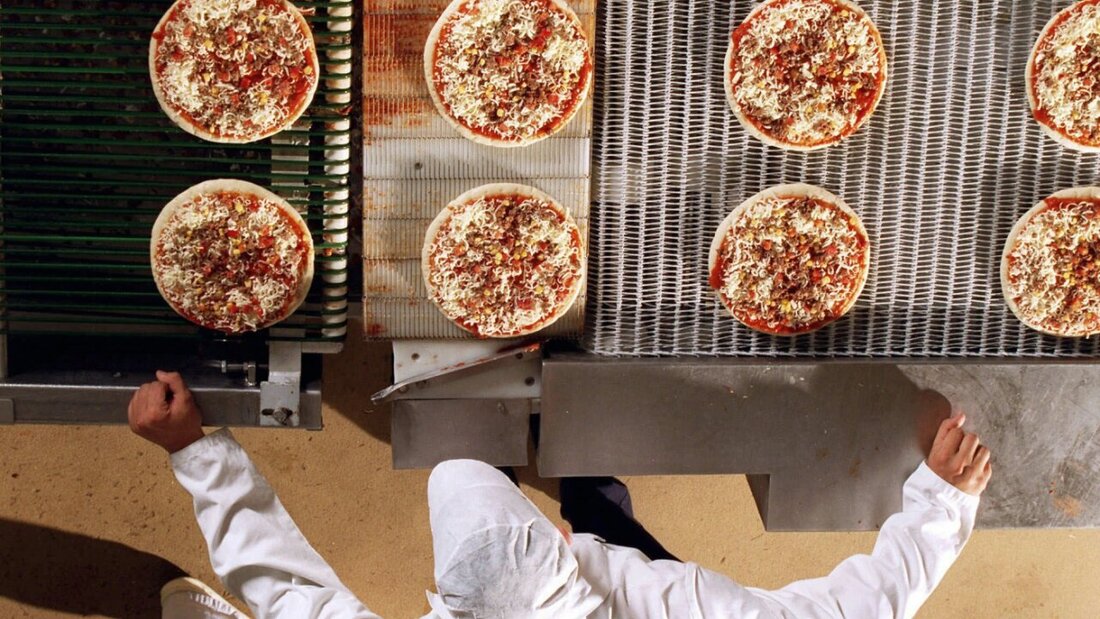 Pizzaproduktion bei Frisco Findus in Rorschach im Juli 1997, als der Betrieb noch zu Nestlé gehörte. Die Produktion von Tiefkühlprodukten hat in Rorschach eine lange Tradition. (Archivbild) 20260529160948131.jpg
