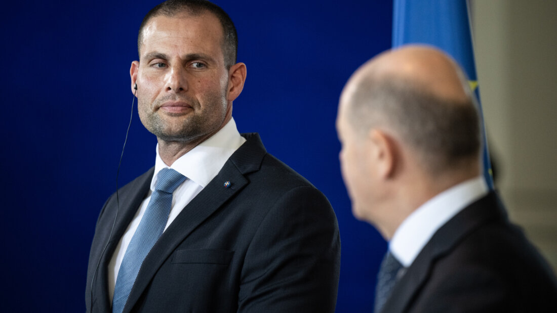 ARCHIV - Der Premierminister von Malta, Robert Abela, spricht auf einer Pressekonferenz mit dem damaligen Bundeskanzler Olaf Scholz. Foto: Hannes P Albert/dpa 20260531134728888.jpg
