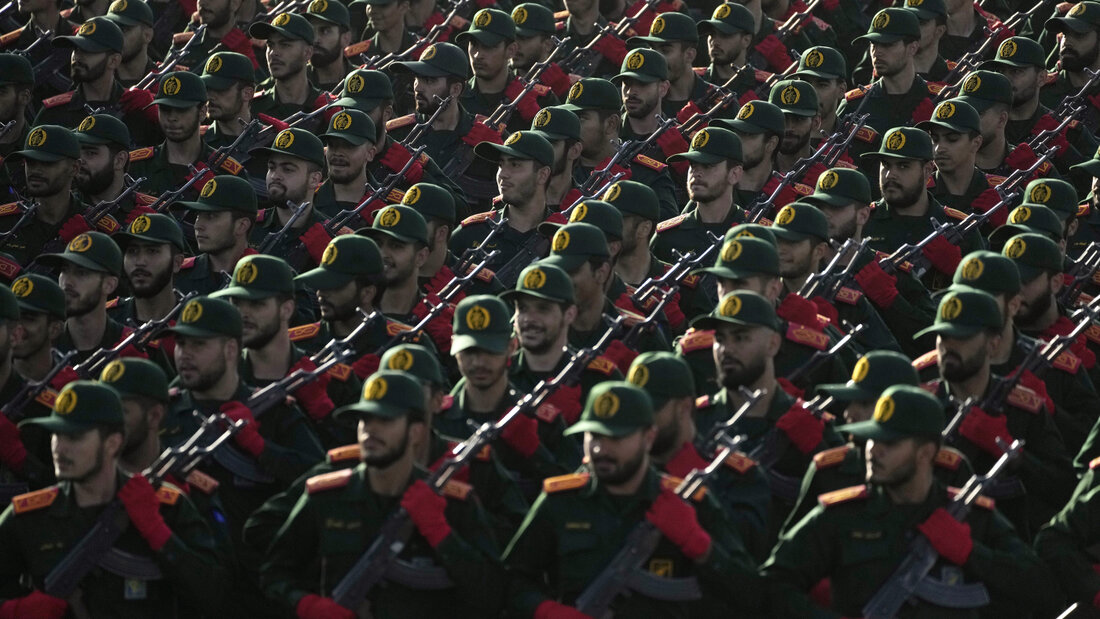 ARCHIV - Kadetten der iranischen Revolutionsgarden marschieren während einer jährlichen Militärparade. Foto: Vahid Salemi/AP/dpa 20260714091708596.jpg