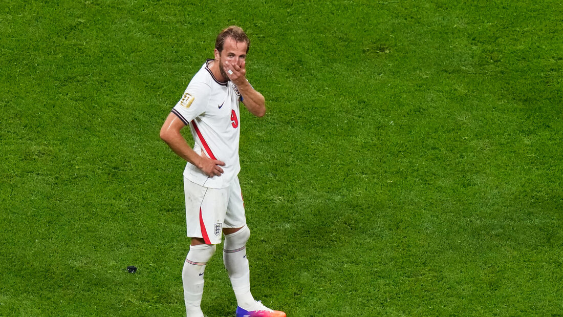 "Aus irgendeinem Grund verlieren wir dann das Momentum": Harry Kane steht nach dem Schlusspfiff regungslos am Mittelkreis 20260716115329656.jpg