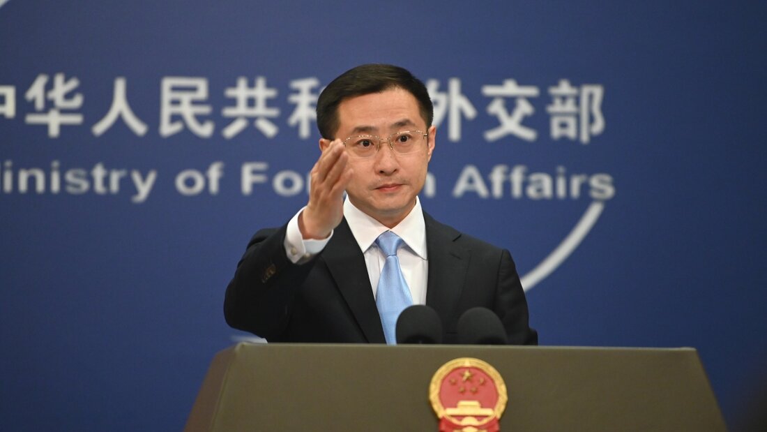 Lin Jian, Sprecher im Außenministerium Chinas, spricht während einer Pressekonferenz. Foto: Johannes Neudecker/dpa 20260825104404095.jpg