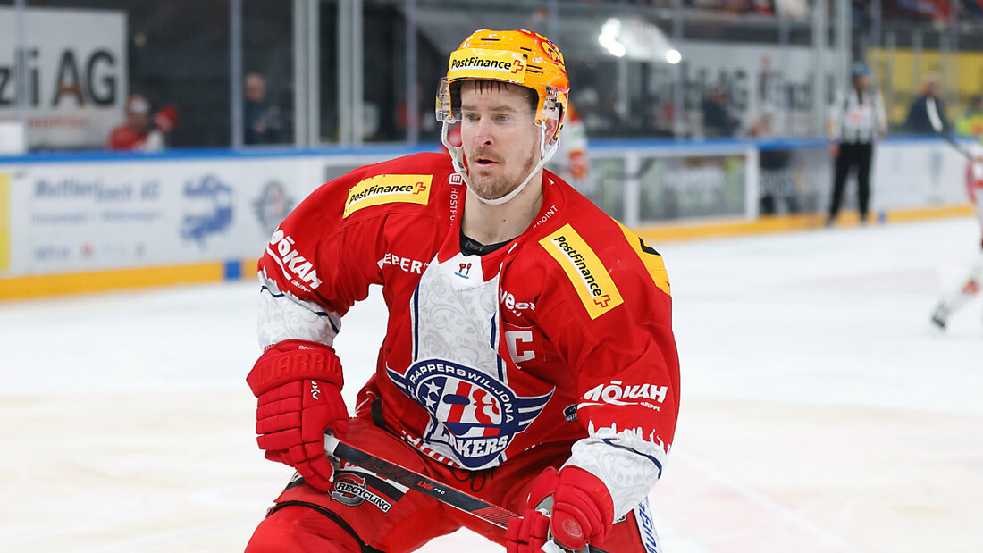 Ein Bild der Vergangenheit: Roman Cervenka trägt nicht mehr den Topskorer-Helm der Rapperswil-Jona Lakers 20240715135812865.jpg
