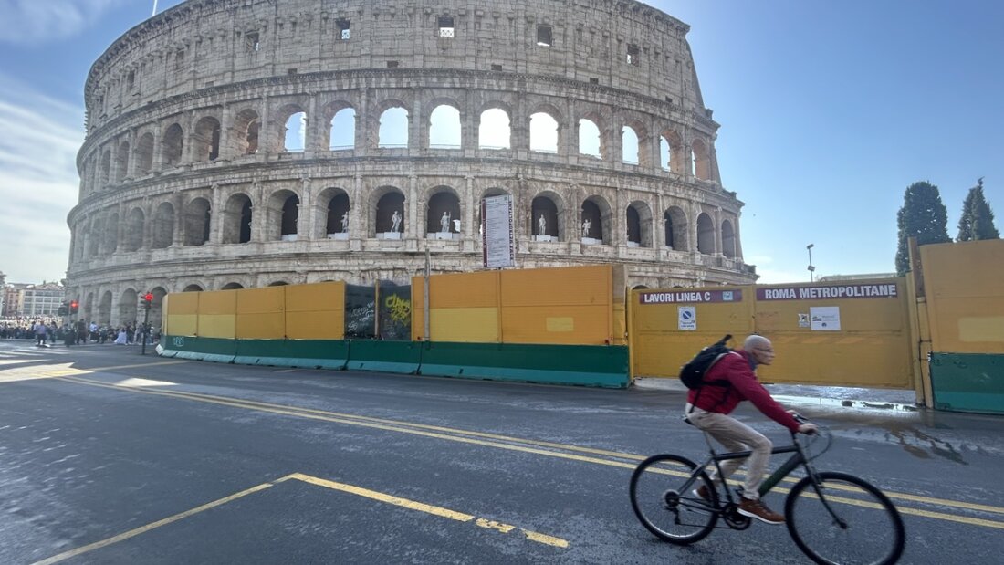 ARCHIV - Ein Fahrradfahrer vor dem Kolosseum in Rom. Foto: Christoph Sator/dpa/Symbolbild 20250527175909599.jpg