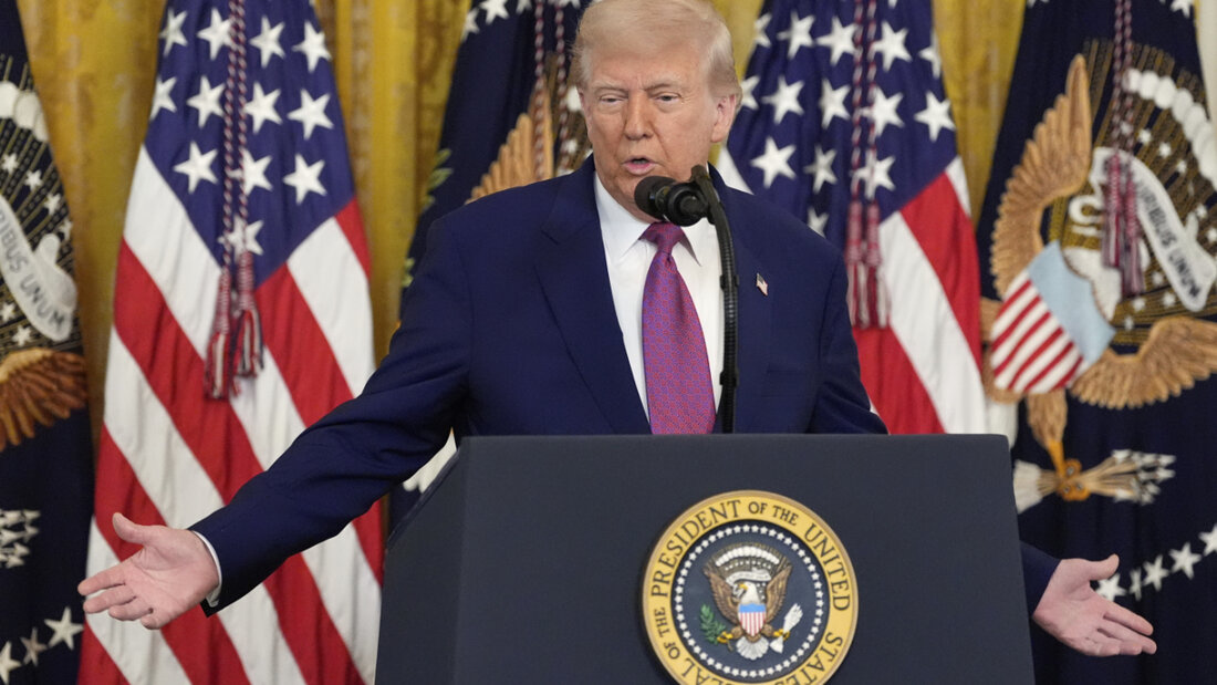 US-Präsident Donald Trump spricht im East Room des Weißen Hauses, während einer Veranstaltung zur Unterzeichnung eines Gesetzes, wodurch die kalifornische Regelung zum Verbot des Verkaufs neuer benzinbetriebener Autos bis 2035 blockiert wird. Foto: Alex Brandon/AP/dpa 20250614101057241.jpg