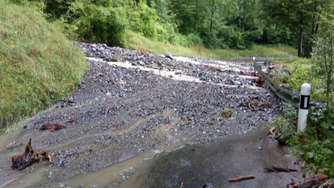 Zwei Erdrutsche haben am Samstag die Strasse ins Klöntal GL verschüttet. (Archivbild) 20250727110253541.jpg