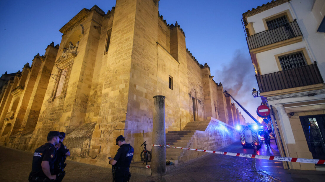 dpatopbilder - Feuerwehreinheiten und Mitglieder der Guardia Civil sind bei einem Brand in der Moschee von Cordoba im Einsatz. Der Brand war am Abend ausgebrochen. Foto: Madero Cubero/EUROPA PRESS/dpa 20250808234254441.jpg