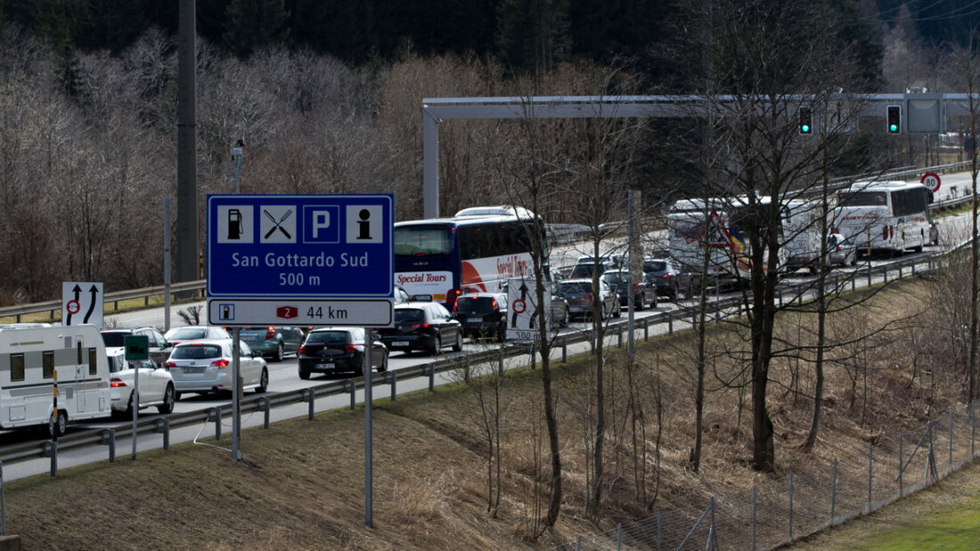 Auf der Zufahrt zum Gotthard-Strassentunnel im Tessin bot sich einmal mehr das gewohnte Bild. (Archivbild) 20260406175858018.jpg