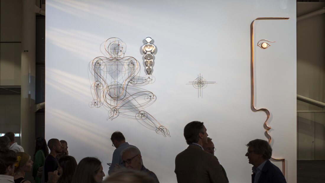 An der Art Unlimited wartet das riesige Wandrelief "Homo" (1930-1931) des deutschen Avantgardisten Oskar Schlemmer auf Käuferinnen oder Käufer. 20260616151952466.jpg
