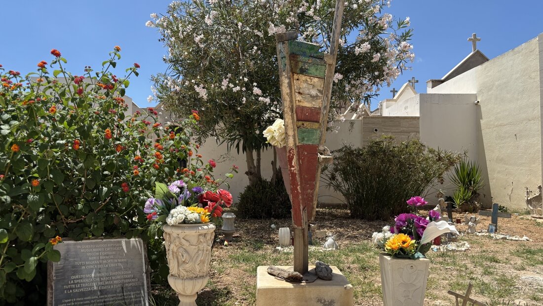 Der Friedhof der Insel Lampedusa mit einem eigens für im Mittelmeer gestorbene Migranten abgesteckten Bereich. Papst Leo XIV. wird am 04.07.2027 die italienische Insel Lampedusa besuchen. Foto: Robert Messer/dpa 20260704070646037.jpg