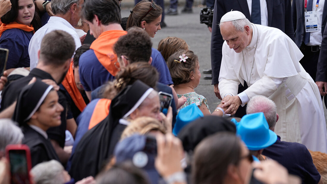 Papst Leo XIV. (r) trifft sich im Heiligtum Unserer Lieben Frau von Lourdes mit Mitarbeitern und Gästen von «Accueil Notre-Dame» sowie mit Kranken. Foto: Laurent Cipriani/AP/dpa 20260927211200149.jpg